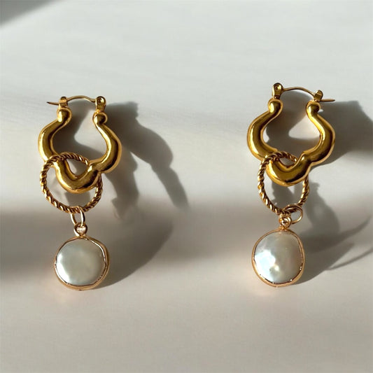 Cancùn Pearl Drop Charm Gold Clover Hoop Earrings