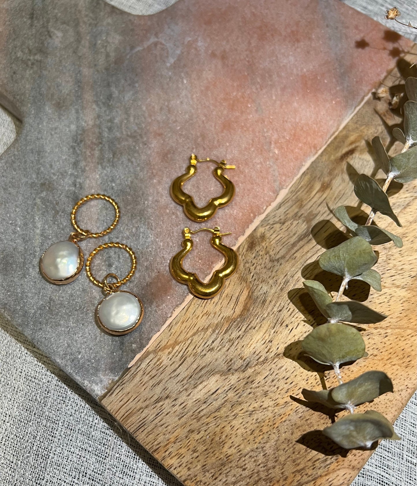 Cancùn Pearl Drop Charm Gold Clover Hoop Earrings