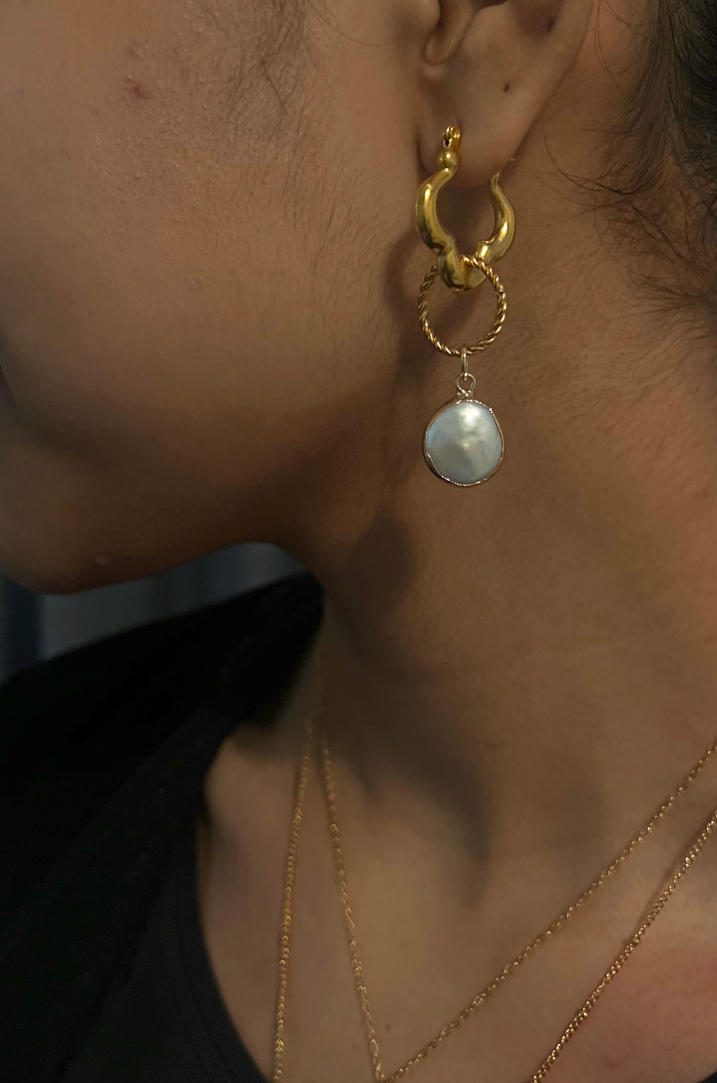 Cancùn Pearl Drop Charm Gold Clover Hoop Earrings